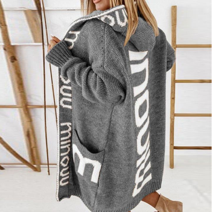 "Stickad beige kvinnors cardigan med rund hals, långa ärmar och öppen front, perfekt för elegant och avslappnad stil."