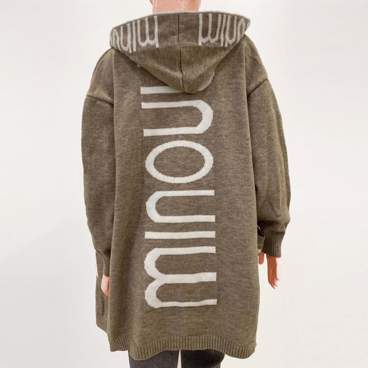 "Stickad beige kvinnors cardigan med rund hals, långa ärmar och öppen front, perfekt för elegant och avslappnad stil."