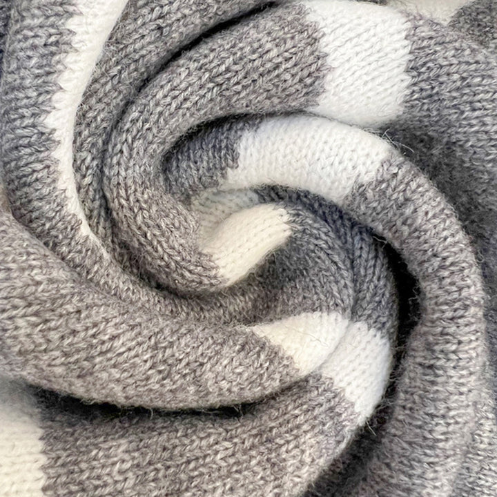 "Stickad beige kvinnors cardigan med rund hals, långa ärmar och öppen front, perfekt för elegant och avslappnad stil."