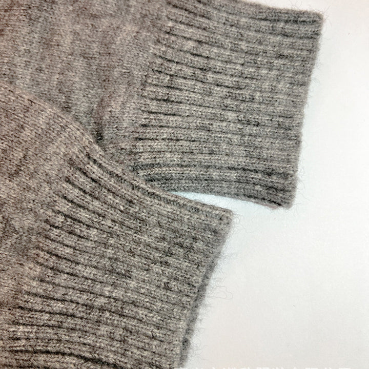 "Stickad beige kvinnors cardigan med rund hals, långa ärmar och öppen front, perfekt för elegant och avslappnad stil."