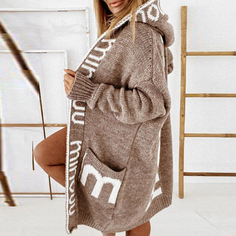 "Stickad beige kvinnors cardigan med rund hals, långa ärmar och öppen front, perfekt för elegant och avslappnad stil."