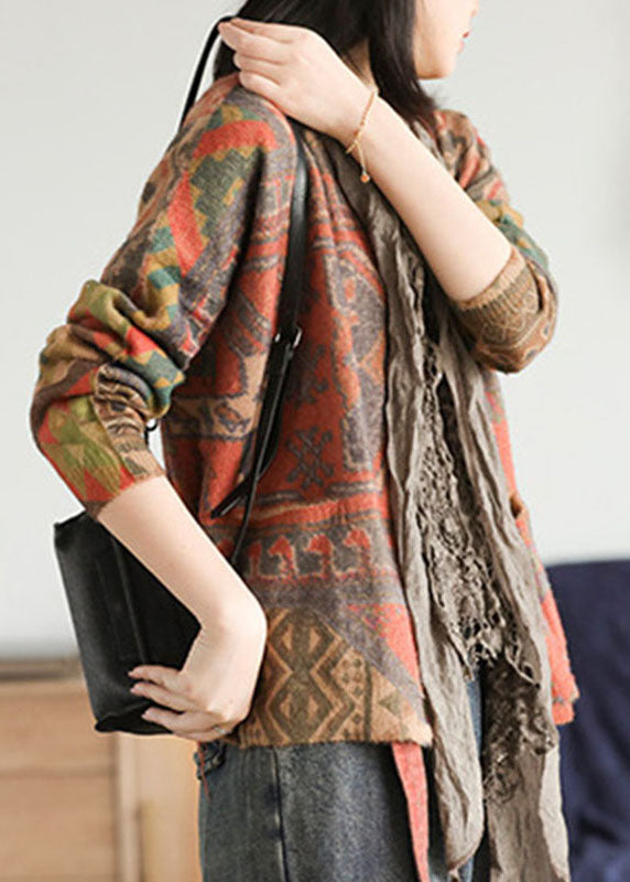 "Stickad damkavaj med knappar och fickor, lös passform och elegant design, perfekt för höst och lager-på-lager styling."