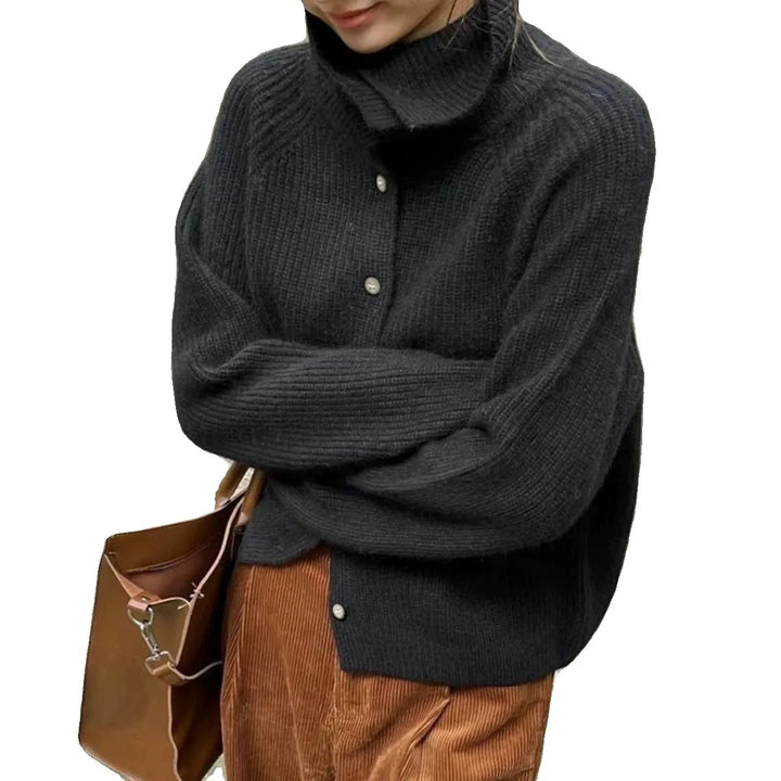Stickad damkofta med hög urringning, lös passform, i mjukt tyg för höst/vinter. Perfekt för lager-på-lager styling.