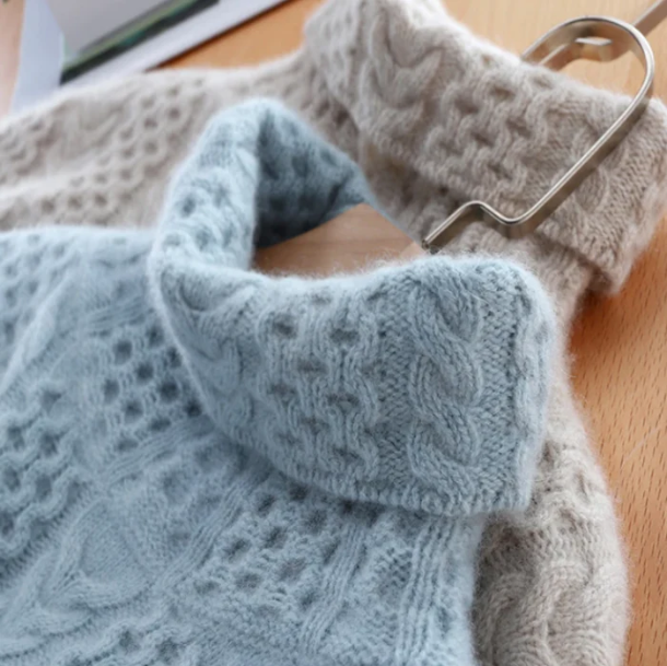 "Stickad damtröja i kashmir med rullekrage, lyxig och varm för kalla dagar, elegant design, olika färger tillgängliga."