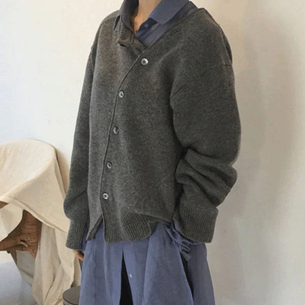Stickad damtröja i kashmir med rund halsringning i elegant brun, grå och grön, perfekt för kyliga dagar.