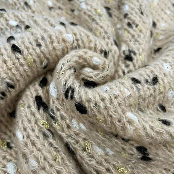 "Stickad damtröja med O-hals, prickar och drop shoulder-design, i akrylmaterial för stil och komfort."
