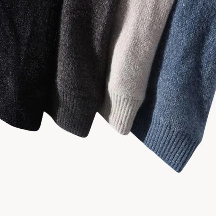 "Stickad damtröja med ribbade detaljer och julrenmönster, rund hals och avslappnad passform, perfekt för vinterdagar."