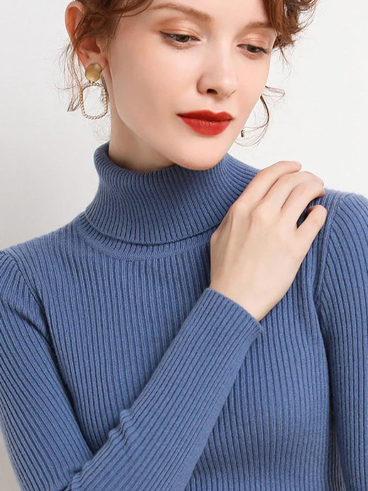 "Stickad damturtleneck tröja i mjuk material, perfekt för höst och vinter; elegant design för både vardagliga och formella st
