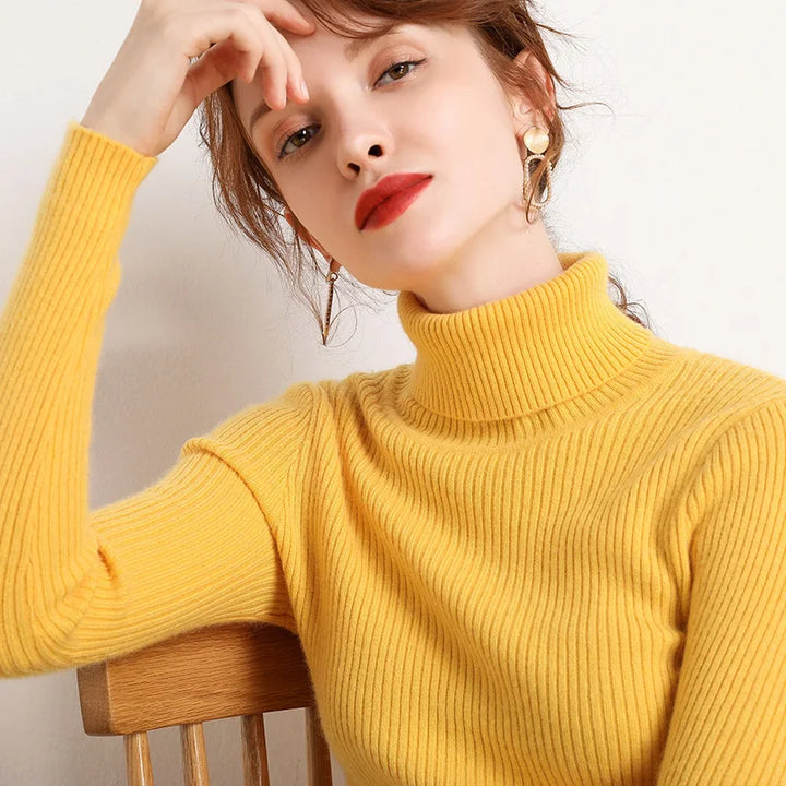 "Stickad damturtleneck tröja i mjuk material, perfekt för höst och vinter; elegant design för både vardagliga och formella st