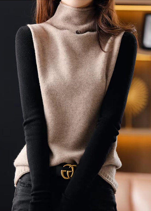 Stickad damväst, hög hals, mönstrad design. Beige, ärmlös, stilren för varje garderob och årstid.