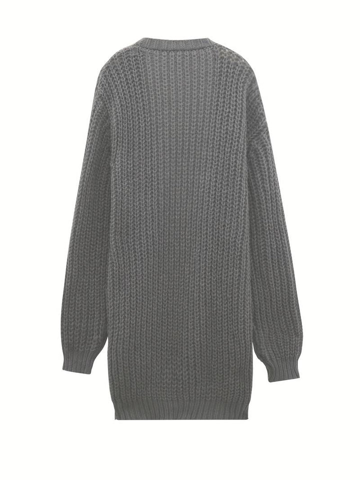 "Stickad herr cardigan i mjukt material med minimalistisk design, visad framifrån med klassiskt knappslut och rund hals."