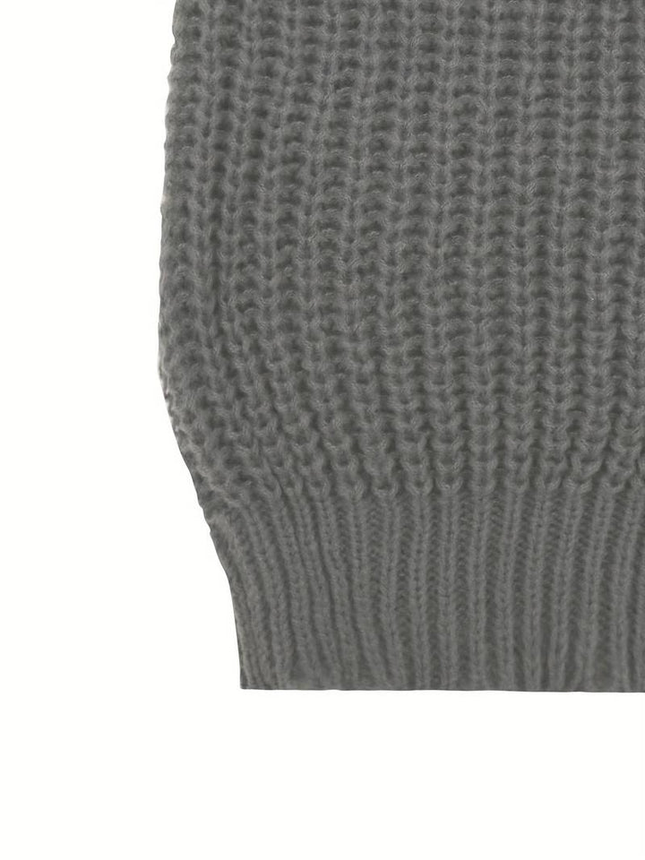 "Stickad herr cardigan i mjukt material med minimalistisk design, visad framifrån med klassiskt knappslut och rund hals."
