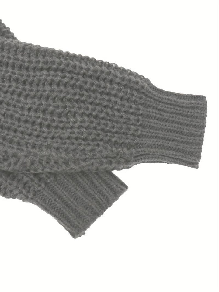 "Stickad herr cardigan i mjukt material med minimalistisk design, visad framifrån med klassiskt knappslut och rund hals."