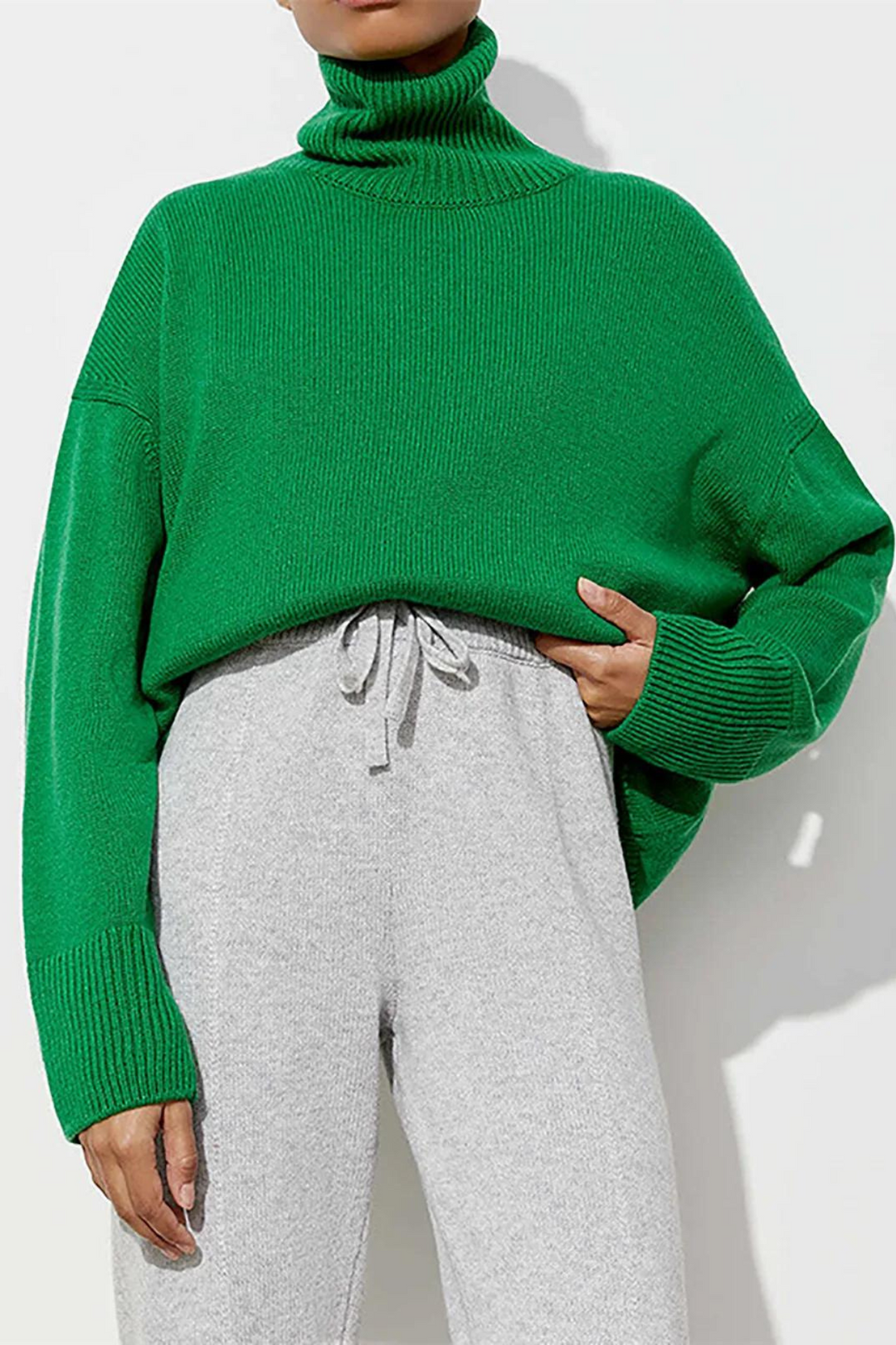 "Stickad hög hals damtröja i polyester, löst sittande passform, långärmad, varm och elegant design, idealisk för kyliga dagar