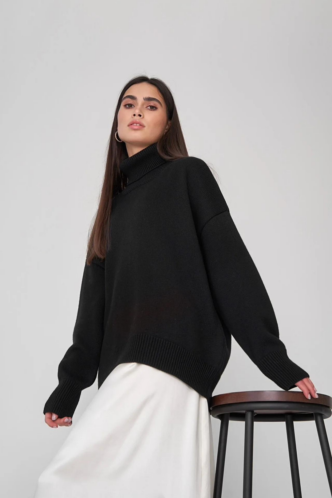 "Stickad hög hals damtröja i polyester, löst sittande passform, långärmad, varm och elegant design, idealisk för kyliga dagar