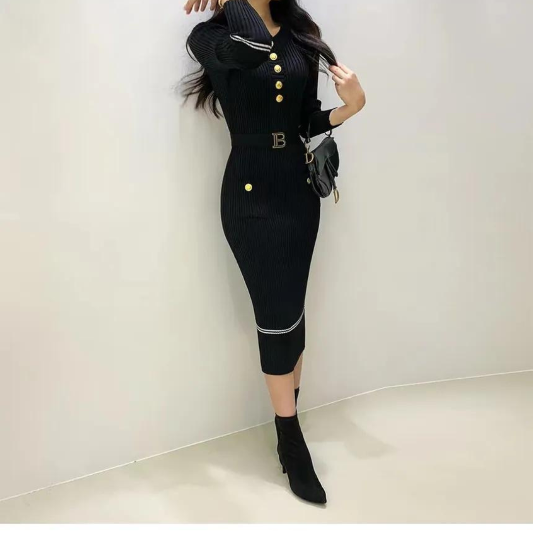 "Stickad o-ringad bodycon klänning i beige med bälte, framhäver kurvor och ger en elegant look, perfekt för alla tillfällen."