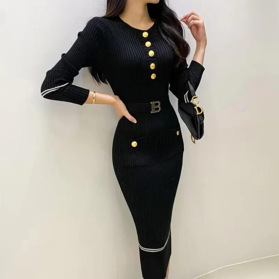 "Stickad o-ringad bodycon klänning i beige med bälte, framhäver kurvor och ger en elegant look, perfekt för alla tillfällen."