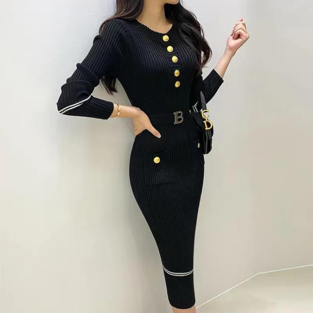 "Stickad o-ringad bodycon klänning i beige med bälte, framhäver kurvor och ger en elegant look, perfekt för alla tillfällen."