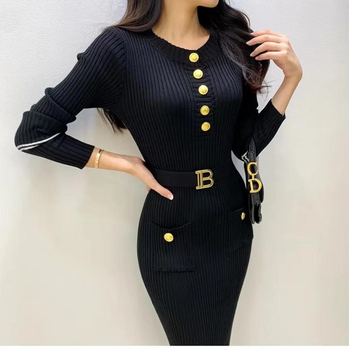 "Stickad o-ringad bodycon klänning i beige med bälte, framhäver kurvor och ger en elegant look, perfekt för alla tillfällen."
