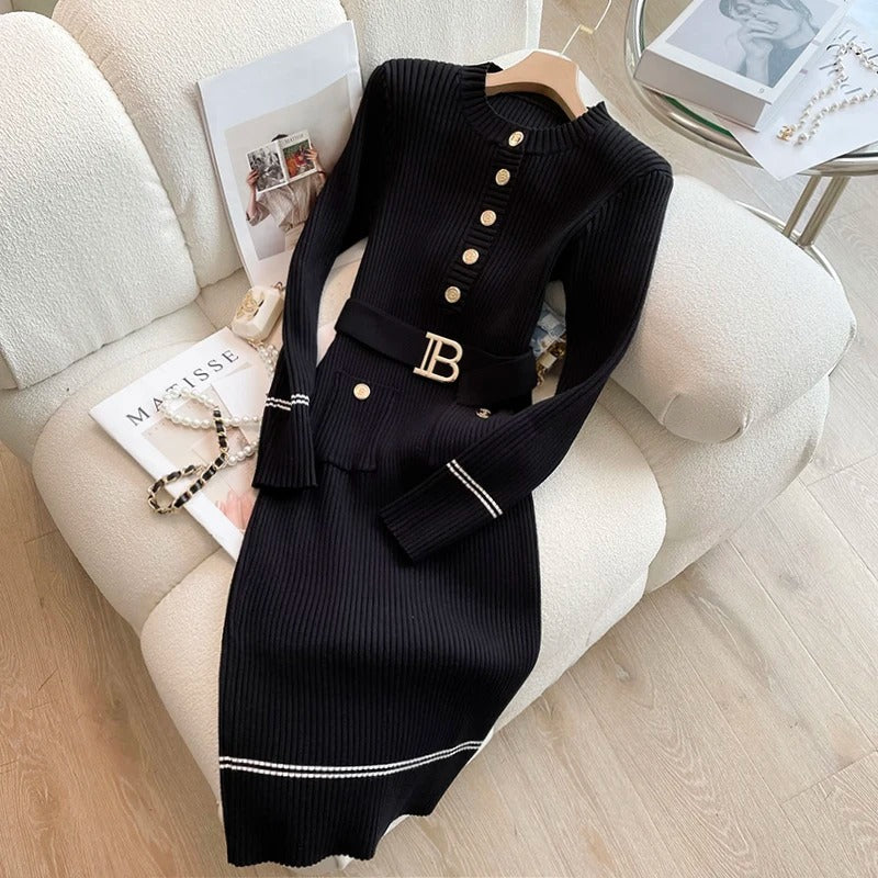 "Stickad o-ringad bodycon klänning i beige med bälte, framhäver kurvor och ger en elegant look, perfekt för alla tillfällen."