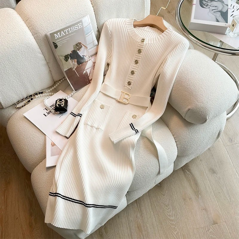 "Stickad o-ringad bodycon klänning i beige med bälte, framhäver kurvor och ger en elegant look, perfekt för alla tillfällen."