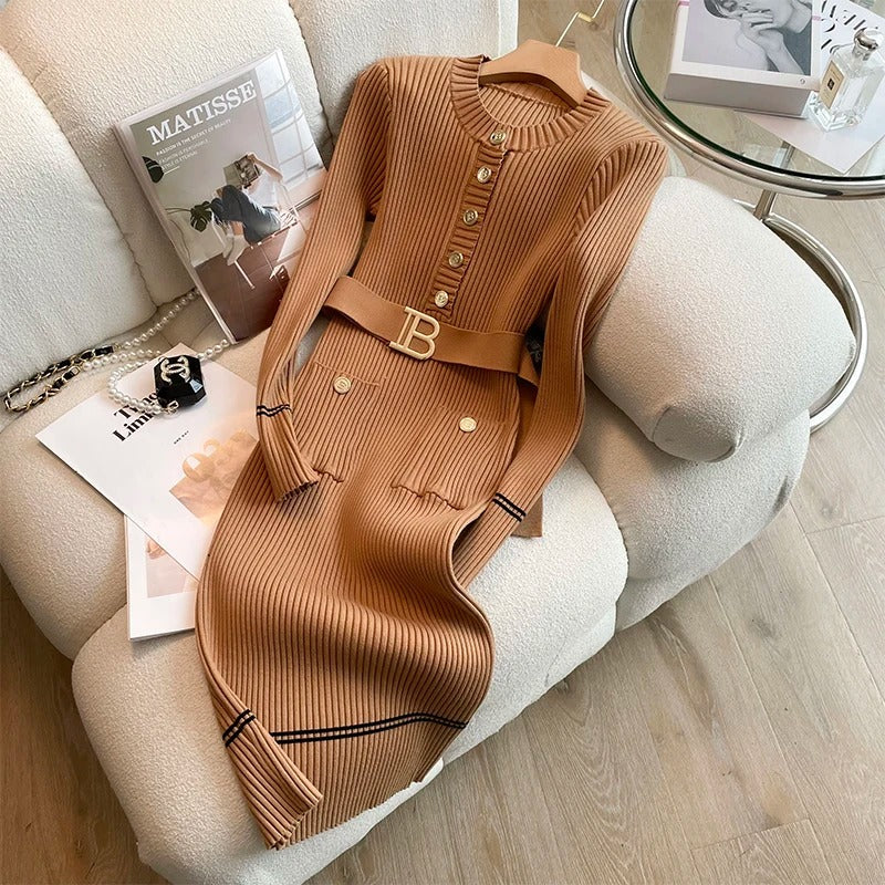 "Stickad o-ringad bodycon klänning i beige med bälte, framhäver kurvor och ger en elegant look, perfekt för alla tillfällen."