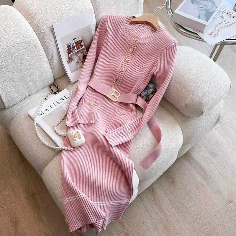 "Stickad o-ringad bodycon klänning i beige med bälte, framhäver kurvor och ger en elegant look, perfekt för alla tillfällen."