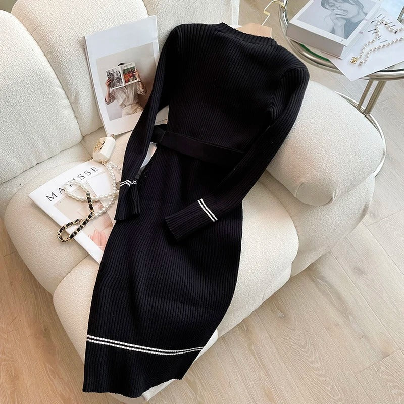 "Stickad o-ringad bodycon klänning i beige med bälte, framhäver kurvor och ger en elegant look, perfekt för alla tillfällen."