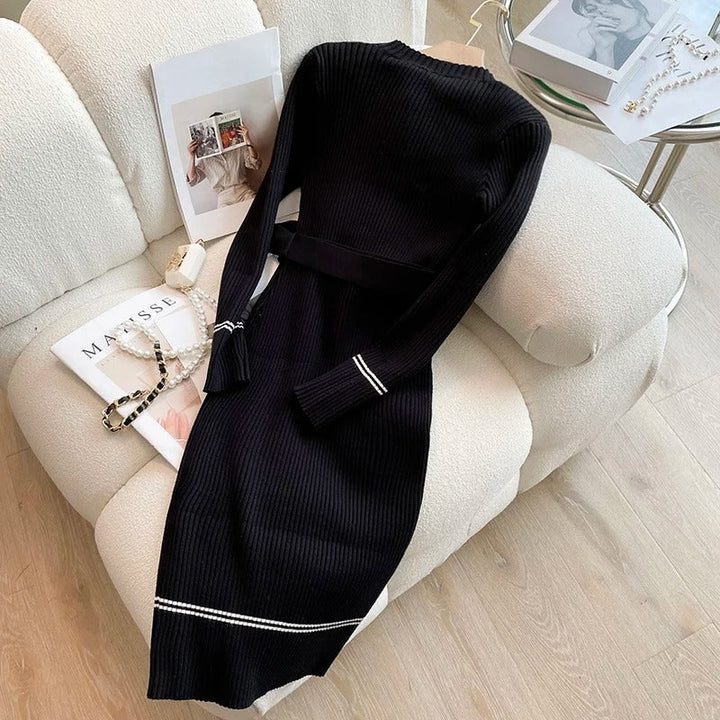 "Stickad o-ringad bodycon klänning i beige med bälte, framhäver kurvor och ger en elegant look, perfekt för alla tillfällen."