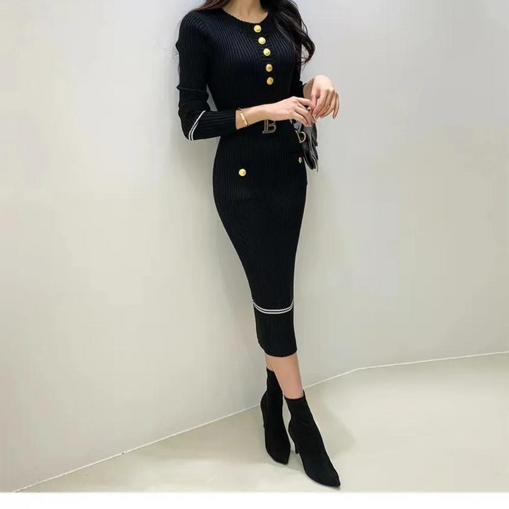 "Stickad o-ringad bodycon klänning i beige med bälte, framhäver kurvor och ger en elegant look, perfekt för alla tillfällen."