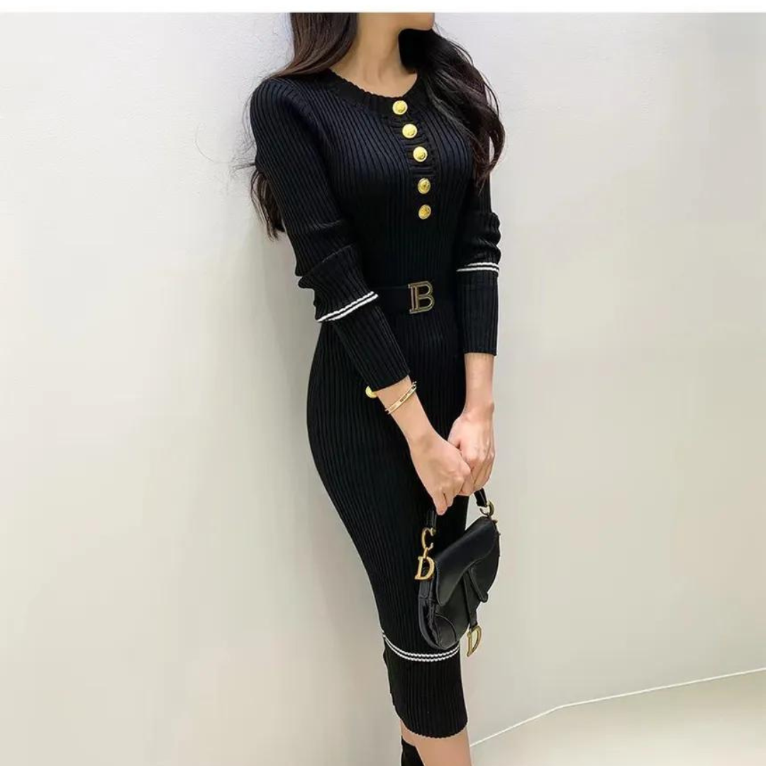 "Stickad o-ringad bodycon klänning i beige med bälte, framhäver kurvor och ger en elegant look, perfekt för alla tillfällen."