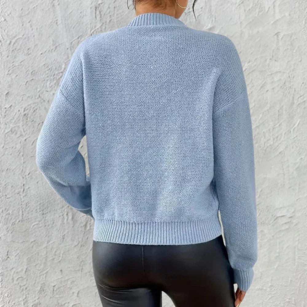 "Stickad tröja för kvinnor, mysig och varm, avslappnad passform, mjuk textur, perfekt för höst och vinter."