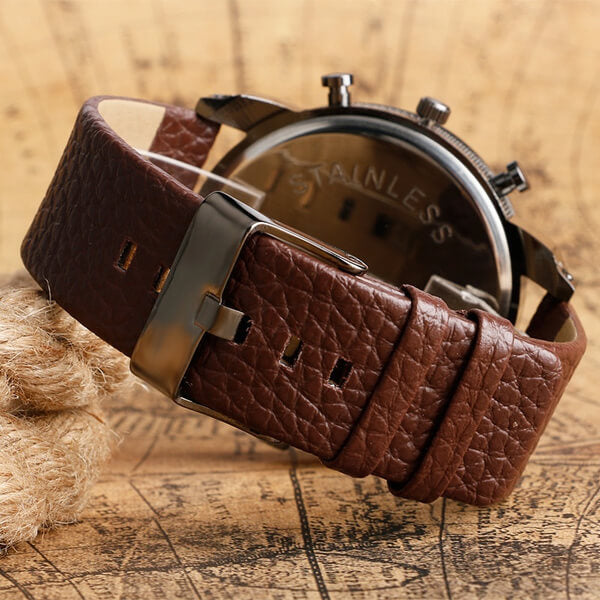 "Stilfull damklocka i rostfritt stål med läderarmband, elegant och tidlös design, perfekt accessoar för alla tillfällen."