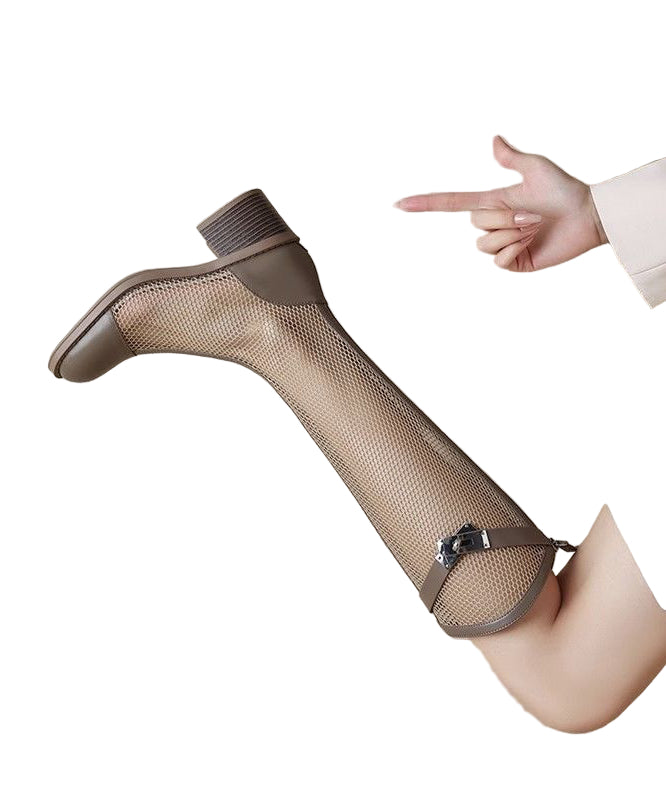 "Stilfulla kängor i tyll med unik splicing-design, ventilationshål och robust gummisula för trendig look och komfort."