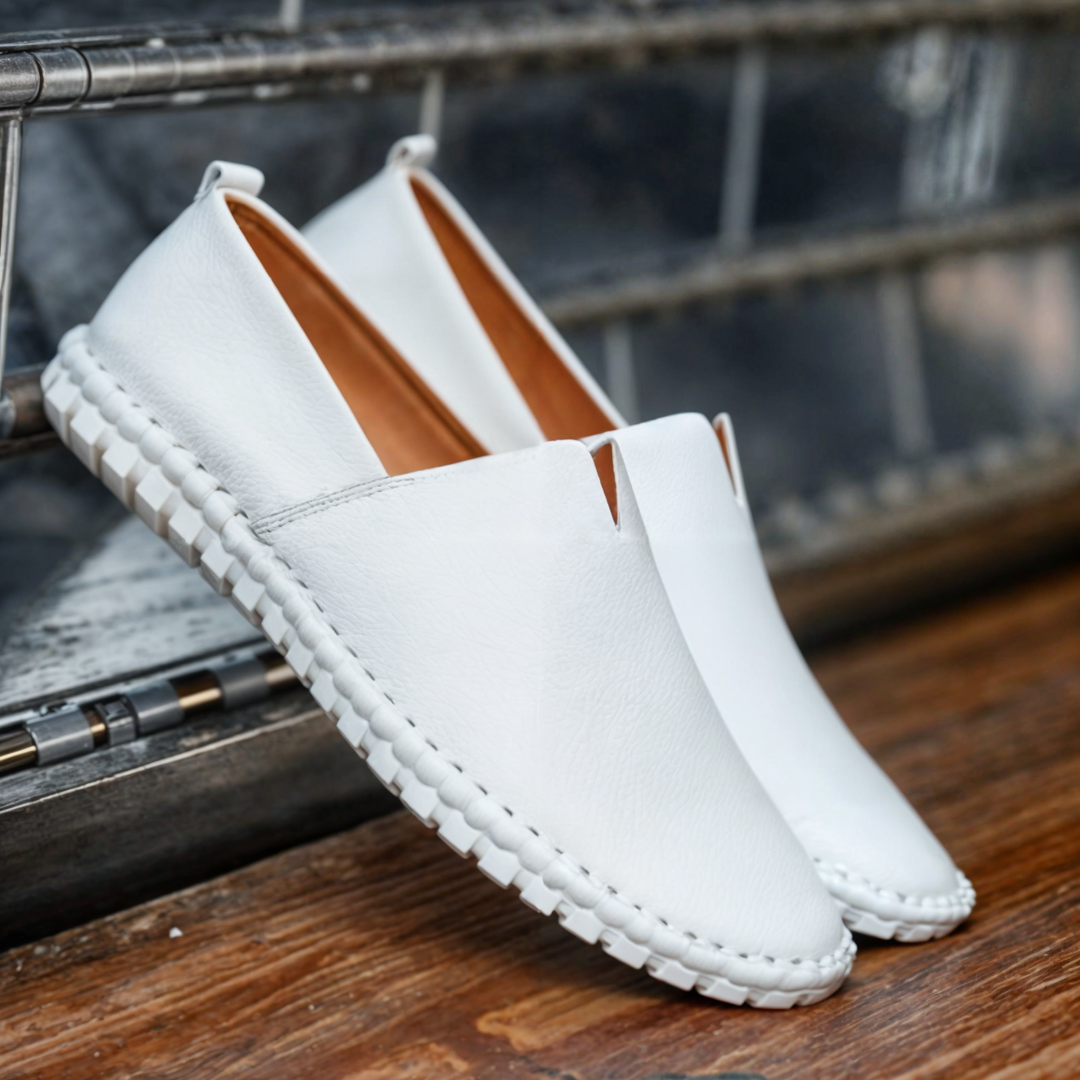 "Stiliga herrloafers i svart PU-läder med fyrkantig tå, bekväm slip-on-design och halkfri sula för optimal komfort."