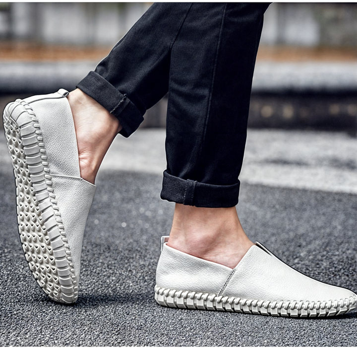 "Stiliga herrloafers i svart PU-läder med fyrkantig tå, bekväm slip-on-design och halkfri sula för optimal komfort."