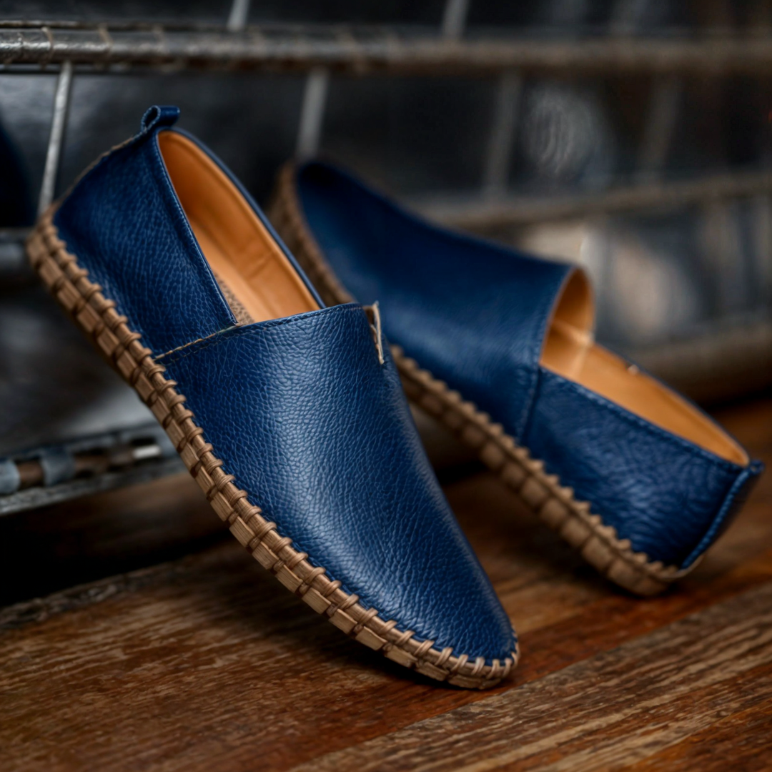 "Stiliga herrloafers i svart PU-läder med fyrkantig tå, bekväm slip-on-design och halkfri sula för optimal komfort."