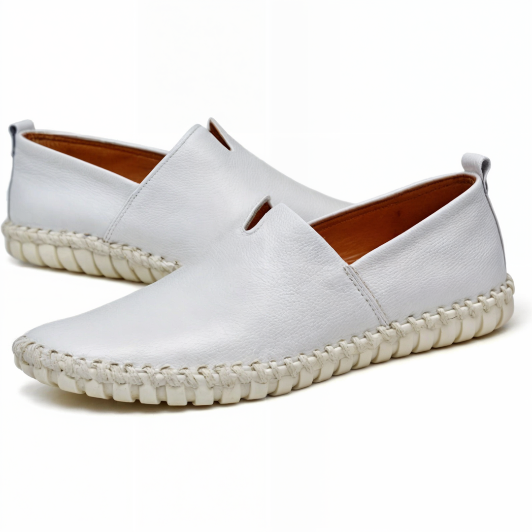 "Stiliga herrloafers i svart PU-läder med fyrkantig tå, bekväm slip-on-design och halkfri sula för optimal komfort."
