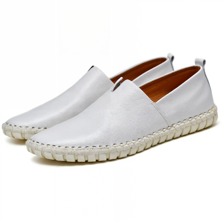 "Stiliga herrloafers i svart PU-läder med fyrkantig tå, bekväm slip-on-design och halkfri sula för optimal komfort."