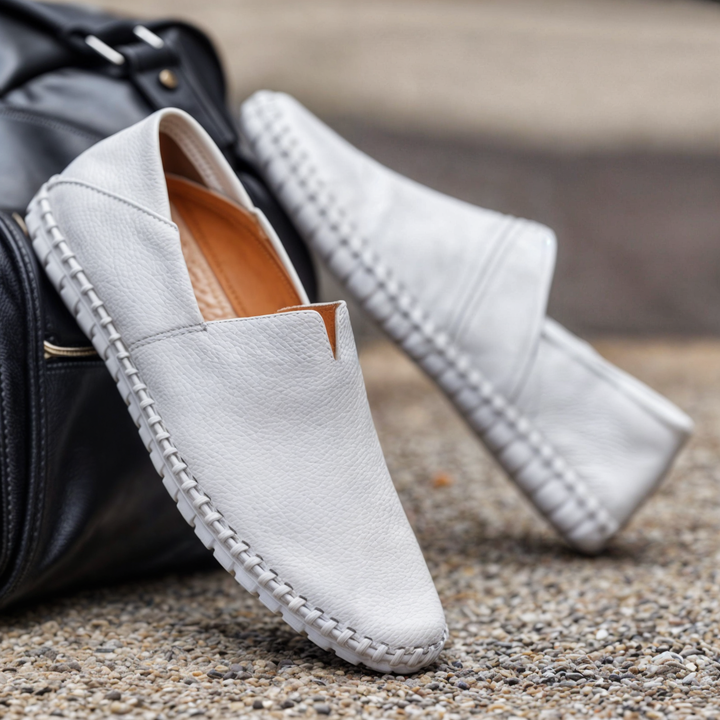 "Stiliga herrloafers i svart PU-läder med fyrkantig tå, bekväm slip-on-design och halkfri sula för optimal komfort."