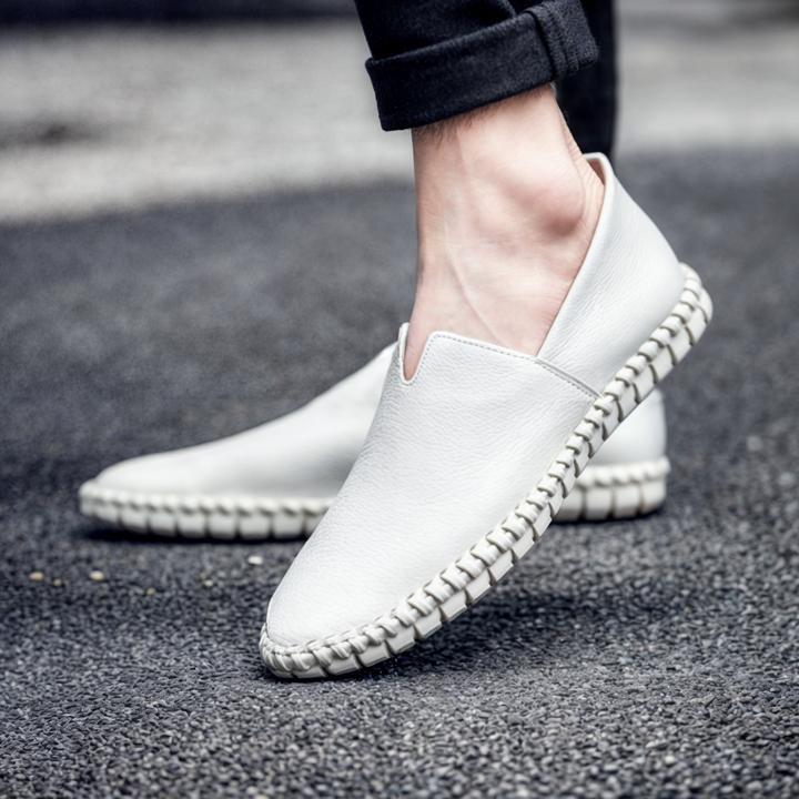 "Stiliga herrloafers i svart PU-läder med fyrkantig tå, bekväm slip-on-design och halkfri sula för optimal komfort."