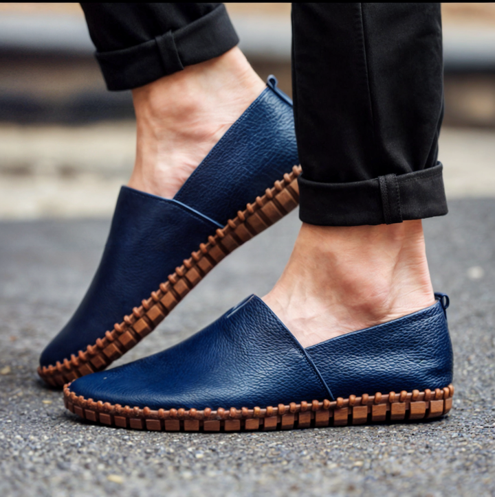 "Stiliga herrloafers i svart PU-läder med fyrkantig tå, bekväm slip-on-design och halkfri sula för optimal komfort."
