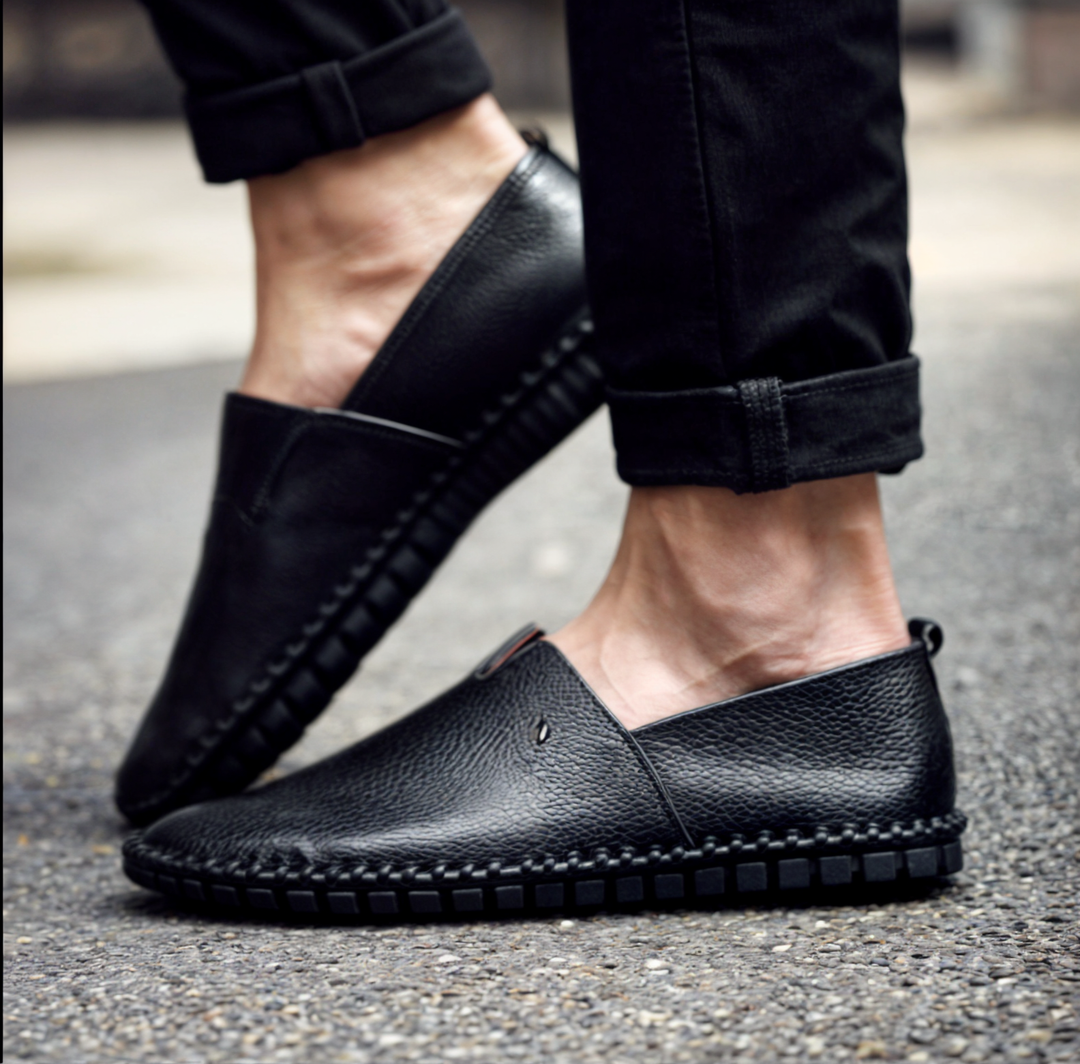 "Stiliga herrloafers i svart PU-läder med fyrkantig tå, bekväm slip-on-design och halkfri sula för optimal komfort."