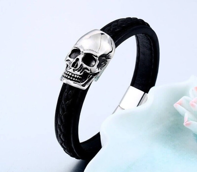 "Stiligt läderarmband för män med detaljerad skalle i rostfritt stål, elegant och tuff design."