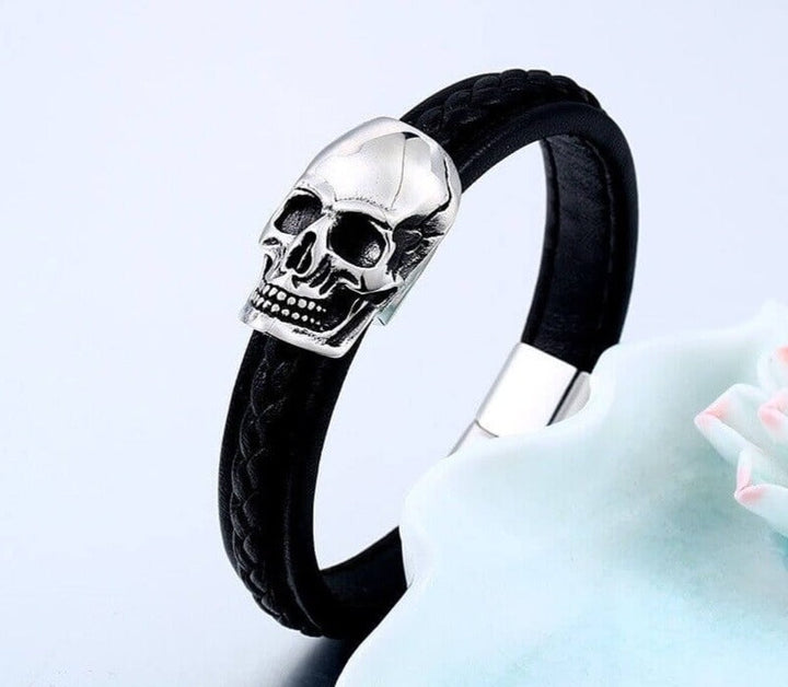 "Stiligt läderarmband för män med detaljerad skalle i rostfritt stål, elegant och tuff design."