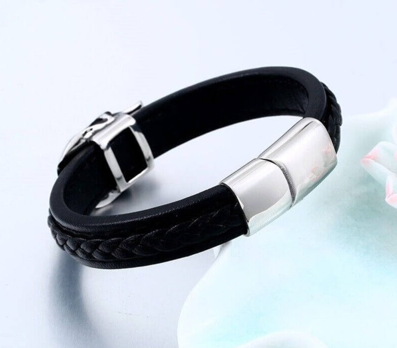 "Stiligt läderarmband för män med detaljerad skalle i rostfritt stål, elegant och tuff design."