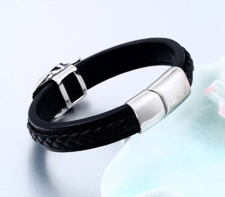 "Stiligt läderarmband för män med detaljerad skalle i rostfritt stål, elegant och tuff design."