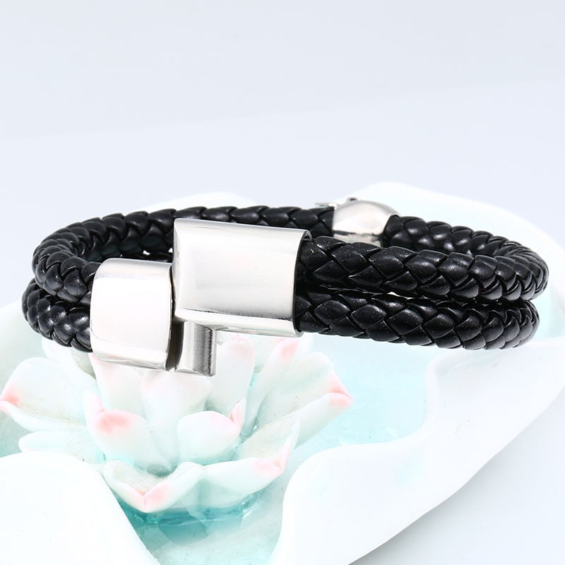 "Stiligt läderarmband för män med detaljerad skalle i rostfritt stål, elegant och tuff design."