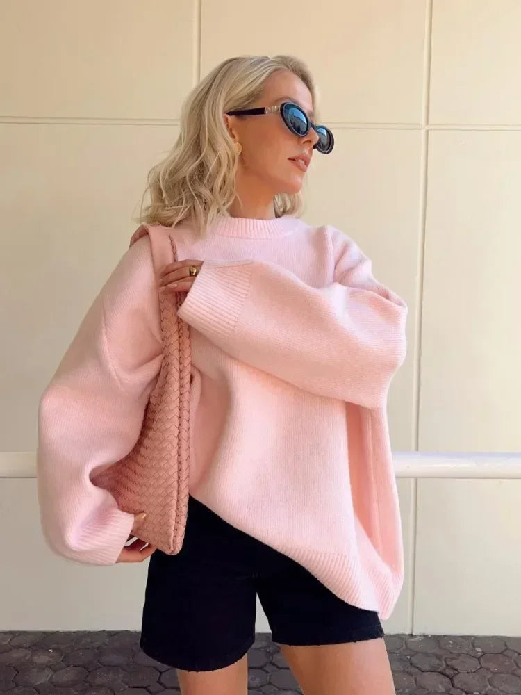 "Stilren dam pullover, ribbstickad med sidslitsar, smickrande silhuett. Perfekt för vardag och fest."