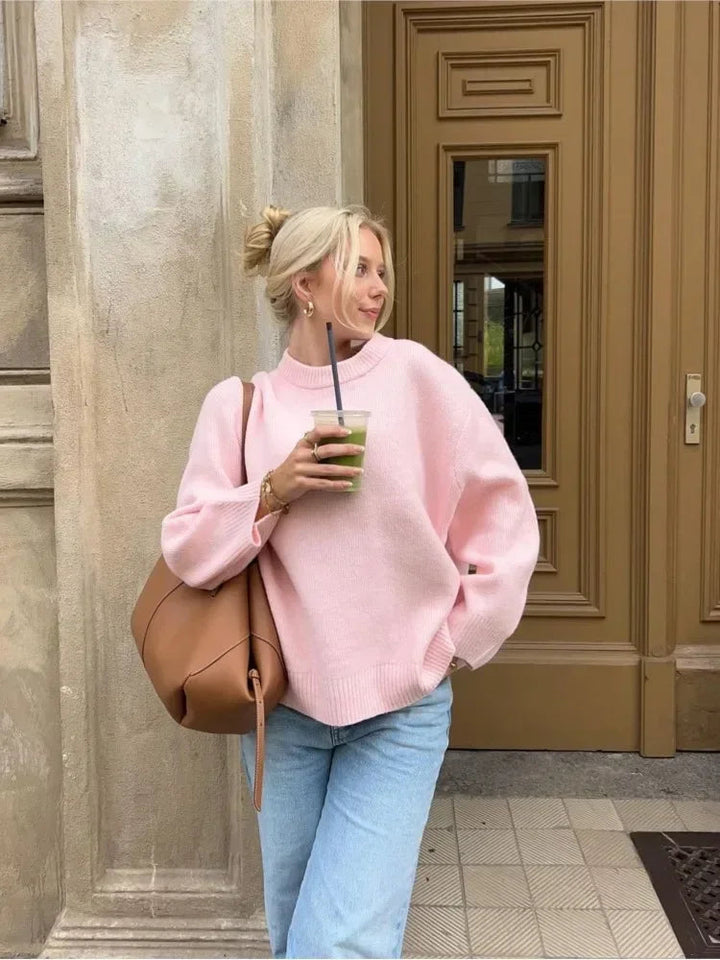 "Stilren dam pullover, ribbstickad med sidslitsar, smickrande silhuett. Perfekt för vardag och fest."